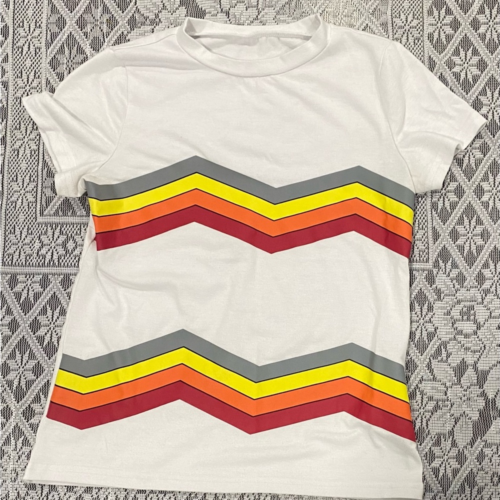 Red and Yellow Graphic T-Shirt with Short Sleeves and Relaxed Fit
